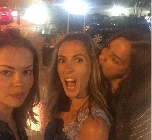 A modelo Irina Shayk brincando com amigas durante uma viagem (Foto: Instagram)