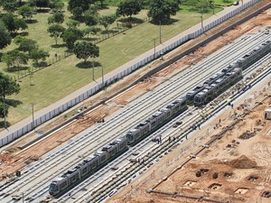 Vagões do VLT sobre os primeiros trilhos instalados no centro de operações, localizado ao lado do Aeroporto Marechal Rondon, em Várzea Grande. (Foto: Edson Rodrigues/Secopa)