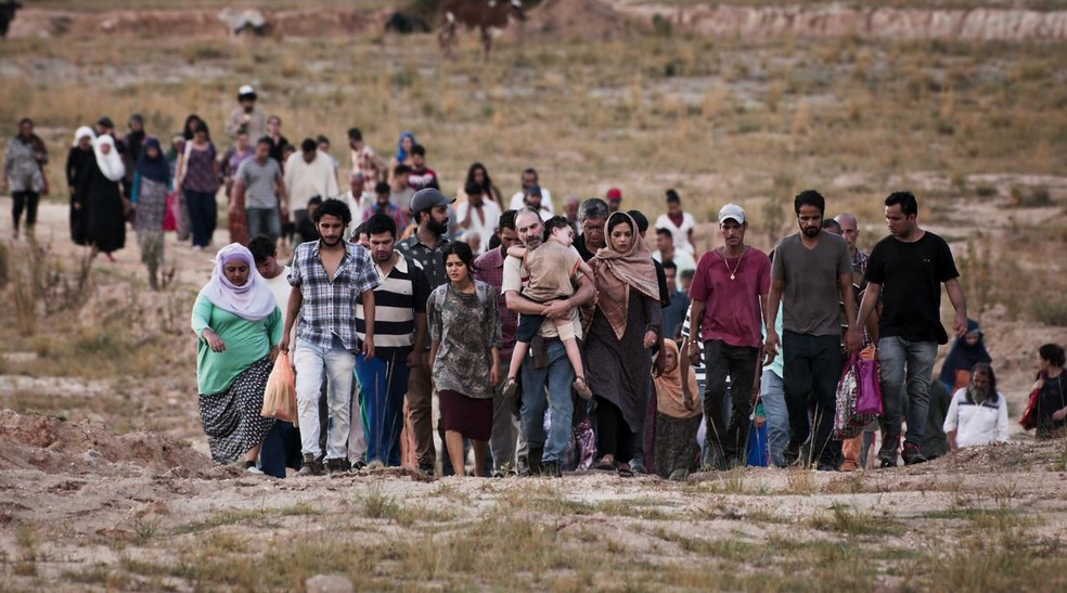 Em 'Órfãos da Terra', junto com centenas de outros refugiados, Laila (Julia Dalavia) e seu família atravessam a Síria caminhando até o Líbano — Foto: Reprodução/TV Globo