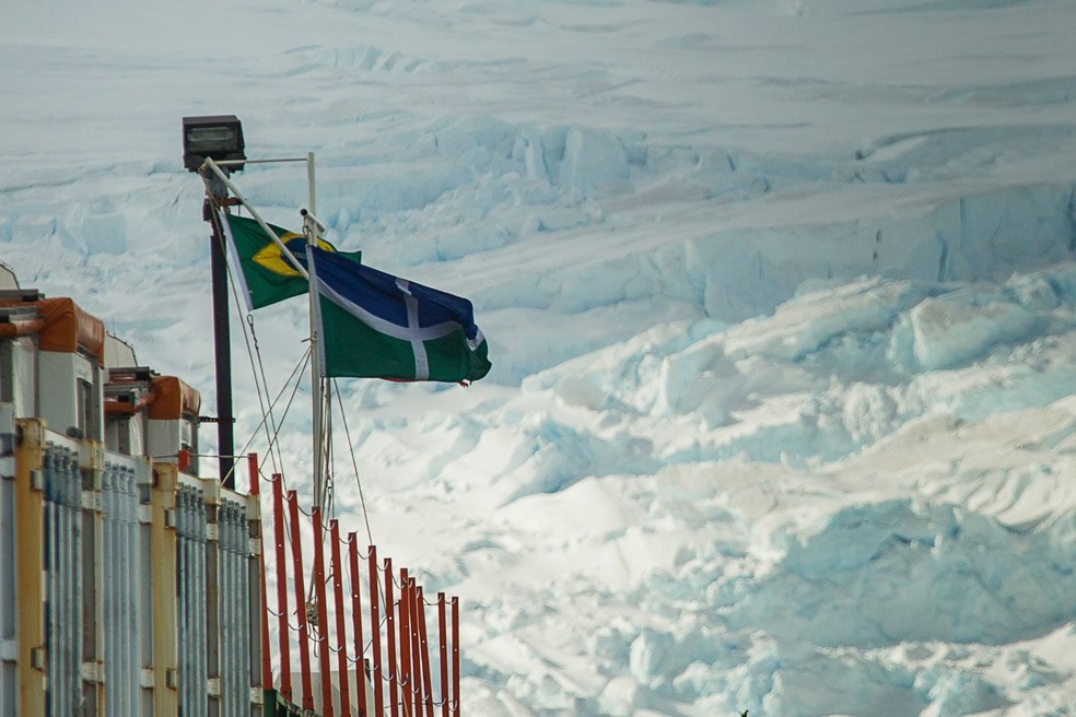 Bandeira da Universidade de Brasília ao lado da do Brasil na Antártica (Foto: Marcelo Jatobá/Secom UnB)