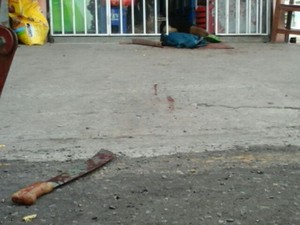 terçado; facão; cena de crime; morte; homicídio; mercantil; (Foto: Albenir Souza/Rede Amazônica)