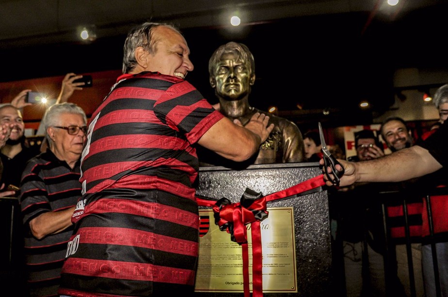 Flamengo inaugura busto do Ã­dolo Leandro na GÃ¡vea