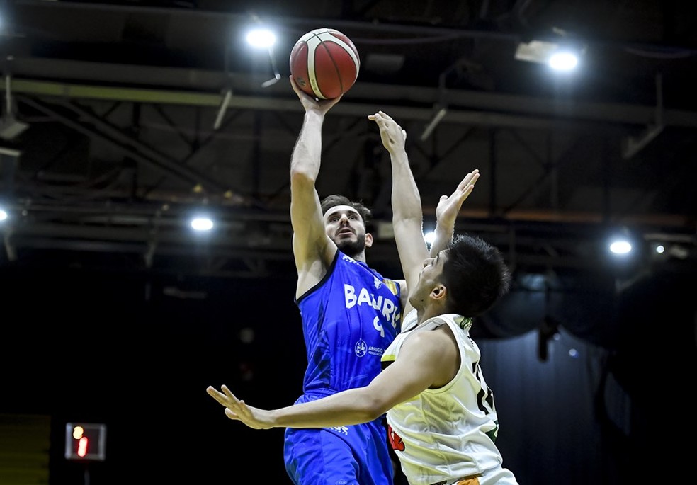 Danilo Fuzaro em ação na vitória do Bauru sobre o San Martin — Foto: Divulgação/Fiba