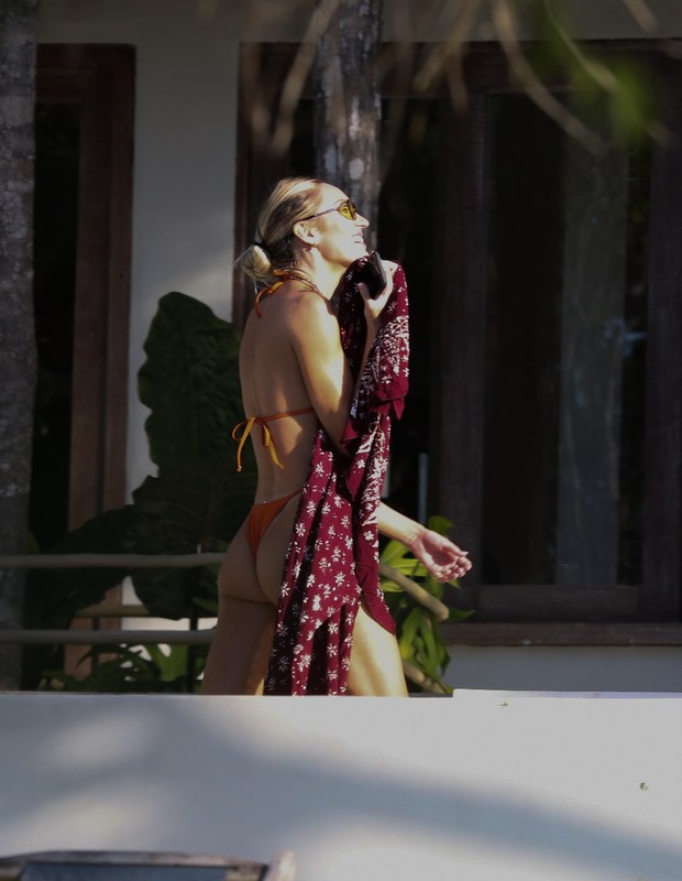 Candice Swanepoel curte piscina de hotel na Bahia (Foto: Dilson Silva/AgNews)