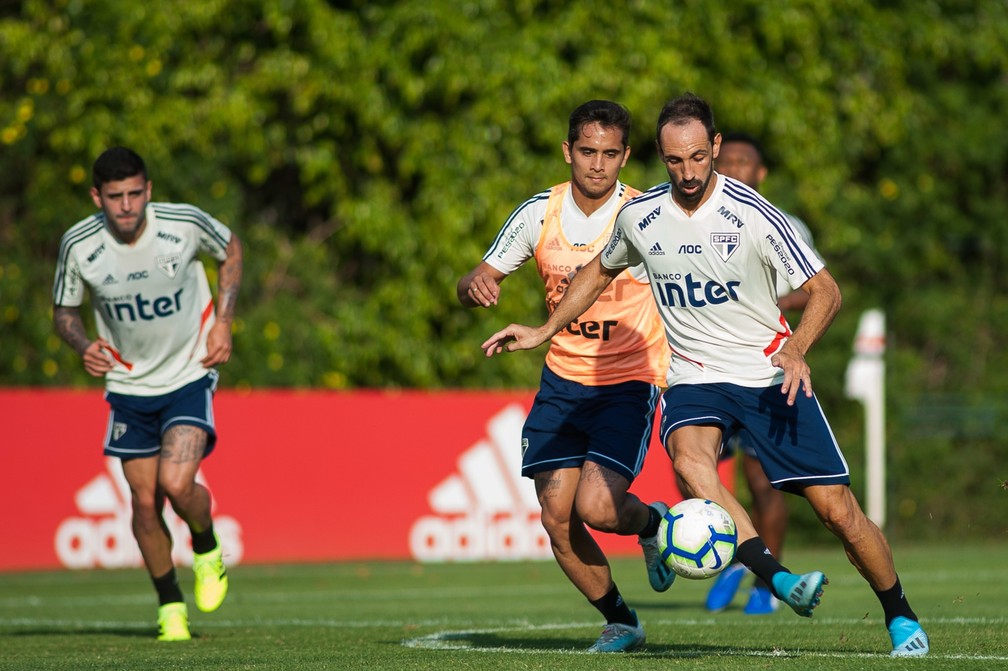 Juanfran e Everton Felipe no treino do São Paulo — Foto: Mauricio Rummens / Estadão Conteúdo