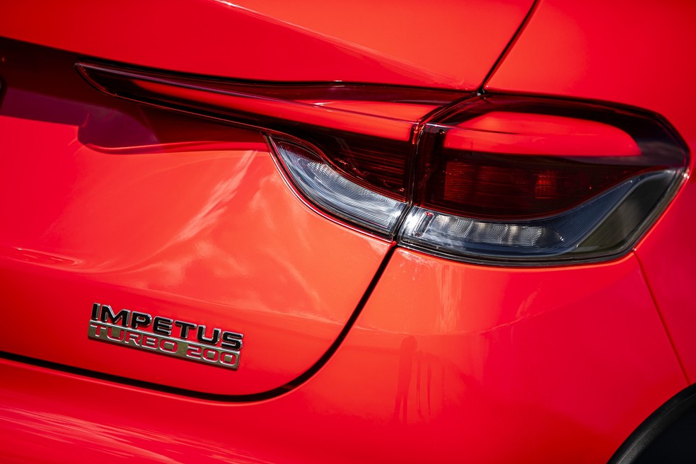 Abaixo do nome da versão vem inscrito "Turbo 200"; 200 é o número do torque em Newton-metro (20,4 em kgfm) — Foto: Christian Castanho/Autoesporte