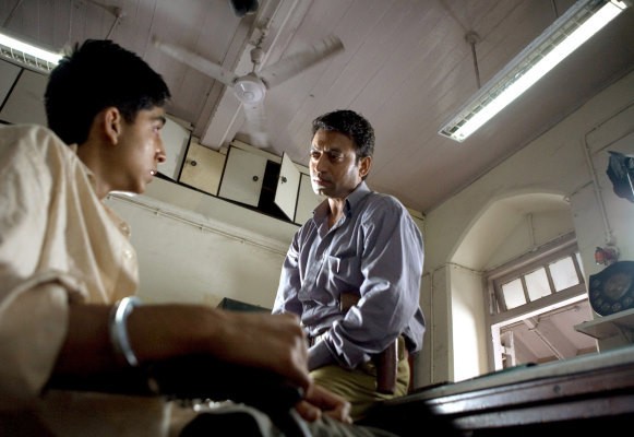 Irrfan Khan e Dev Patel em Quem Quer Ser um Milionário? (2008) (Foto: Divulgação)