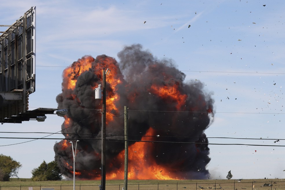 Dois aviões explodem ao cair no chão, depois de colidirem no ar durante um show aéreo em Dallas, nos Estados Unidos, no dia 12 de novembro de 2022 — Foto: Nathaniel Ross Fotografia via AP