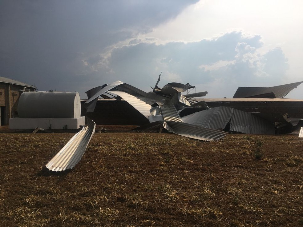 Forte vento provocou danos no Aeroporto Estadual Moliterno de Dracena — Foto: Leonildo Mazini