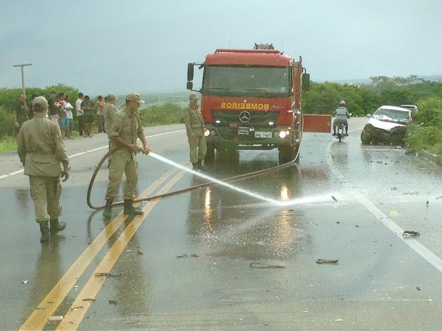Leitor do G1 registrou acidente com carro de passeio e caminhão de carga do Exército em Forquilha (Foto: Arquivo Pessoal)