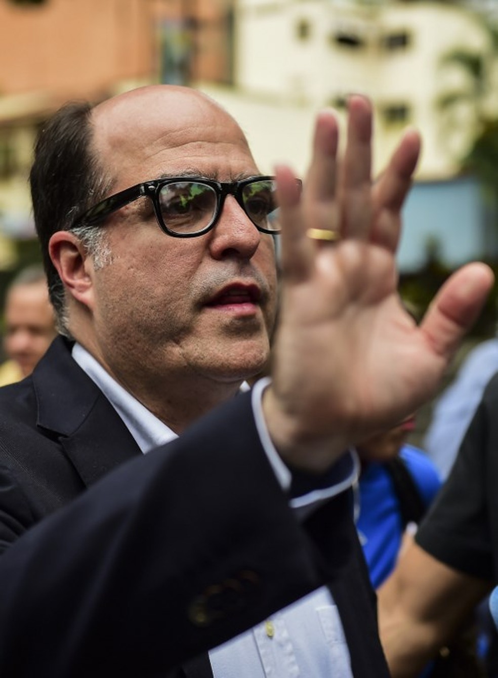 O presidente do Parlamento venezuelano, Julio Borges, em coletiva de imprensa em Caracas neste sábado (5) (Foto: AFP)