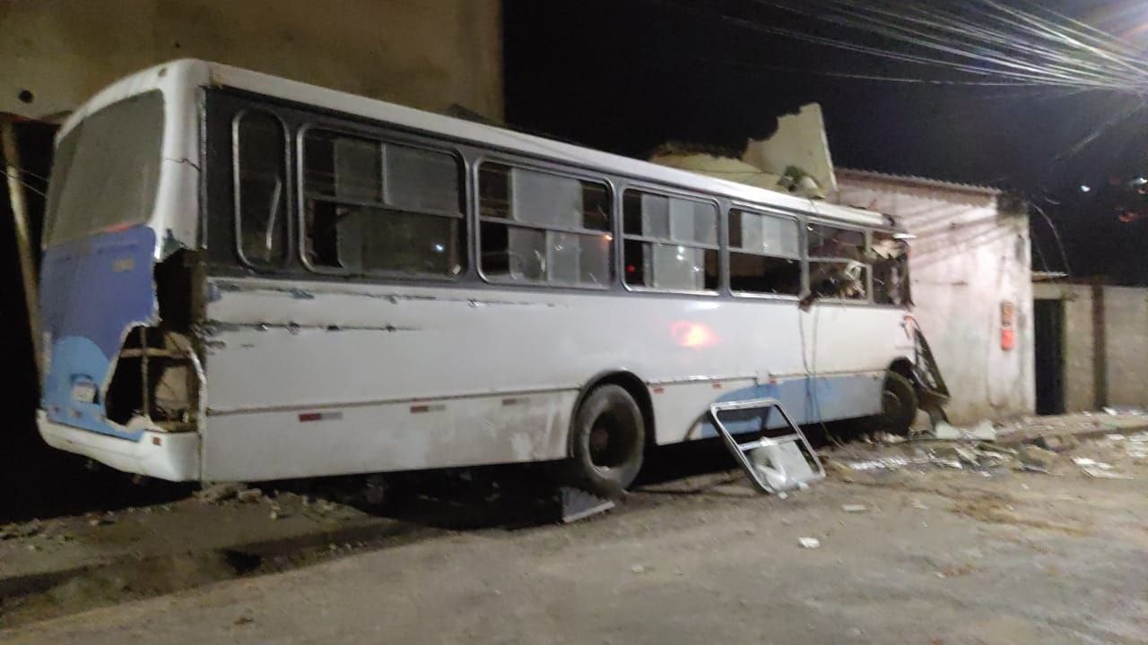 Motorista morre após ônibus bater em casas na cidade de Ouro Branco