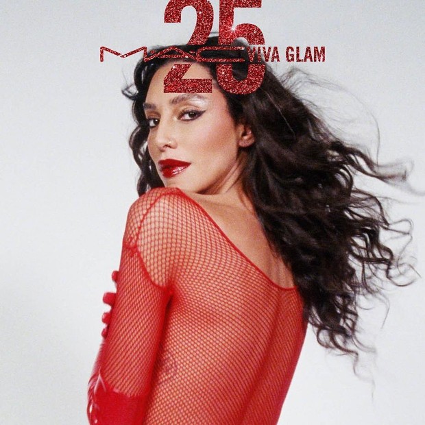 Lea T é embaixadora do projeto de 25 anos do batom Viva Glam, da MAC (Foto: Reprodução Instagram )