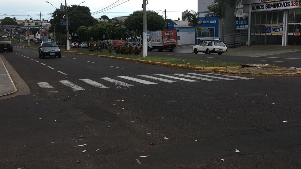 Batida entre dois carros foi registrada em cruzamento de Dracena — Foto: Carlos Volpi/TV Fronteira