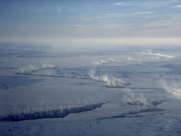  Foto aérea mostra fendas no gelo do Ártico e nuvens formadas acima das rachaduras devido às diferenças de temperatura entre a água e o ar (Foto: Lars Kaleschke/Divulgação)