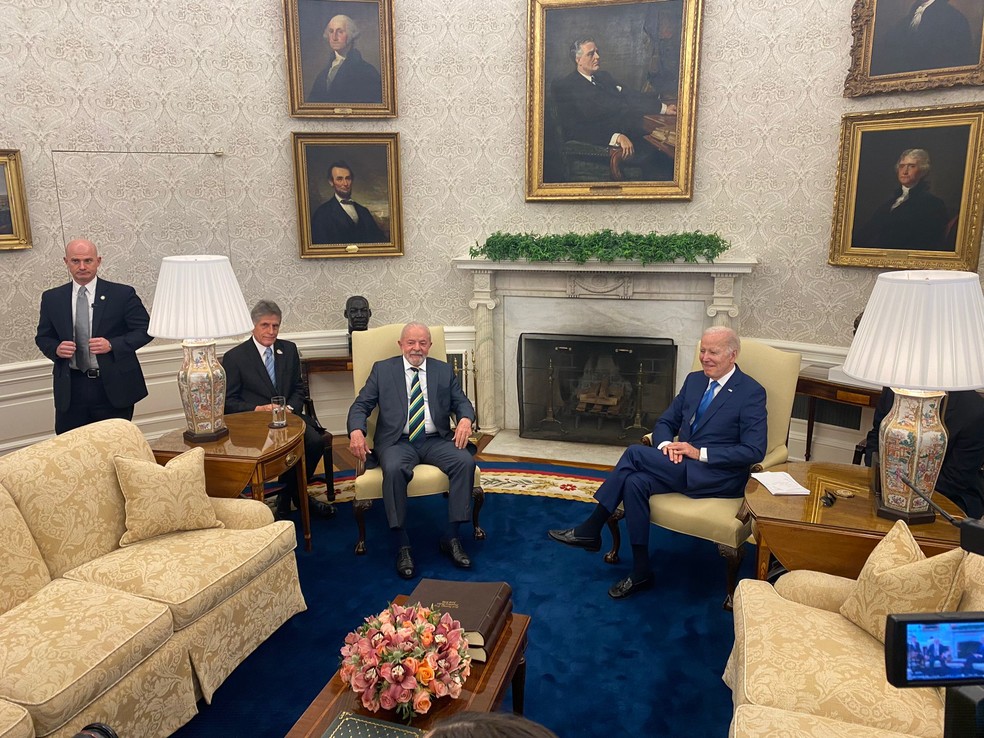 Lula e Biden conversam em frente à lareira do Salão Oval da Casa Branca em Washington, EUA — Foto: Talita Fernandes