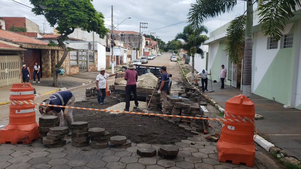 Secretaria de Obras repõe lajotas arrancadas durante temporal em Tatuí   — Foto: Karina Ricca/ TV TEM 