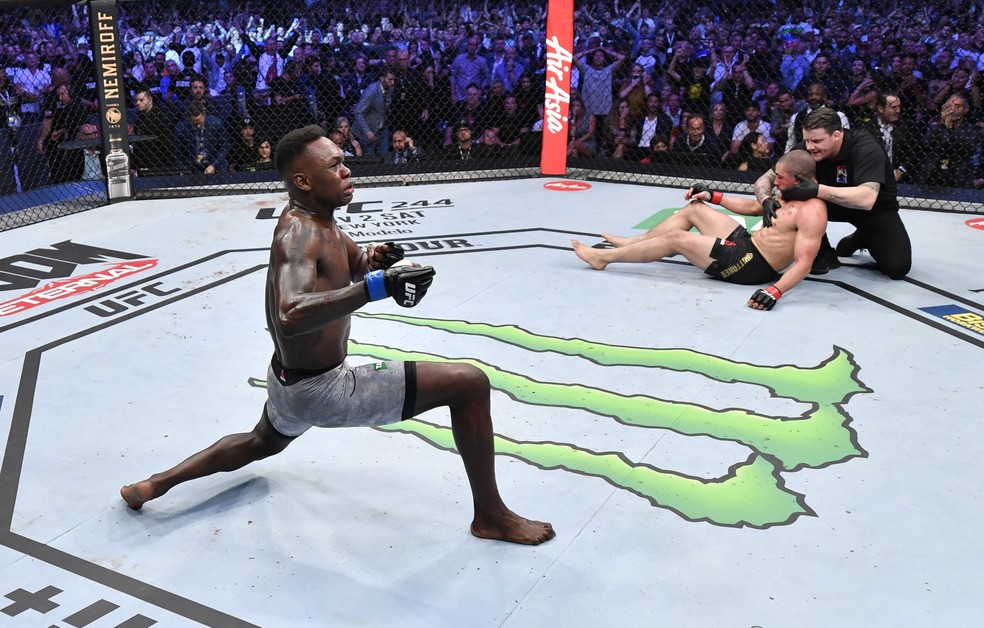 Israel Adesanya foi campeão ao nocautear Robert Whittaker no UFC 243 — Foto: Getty Images
