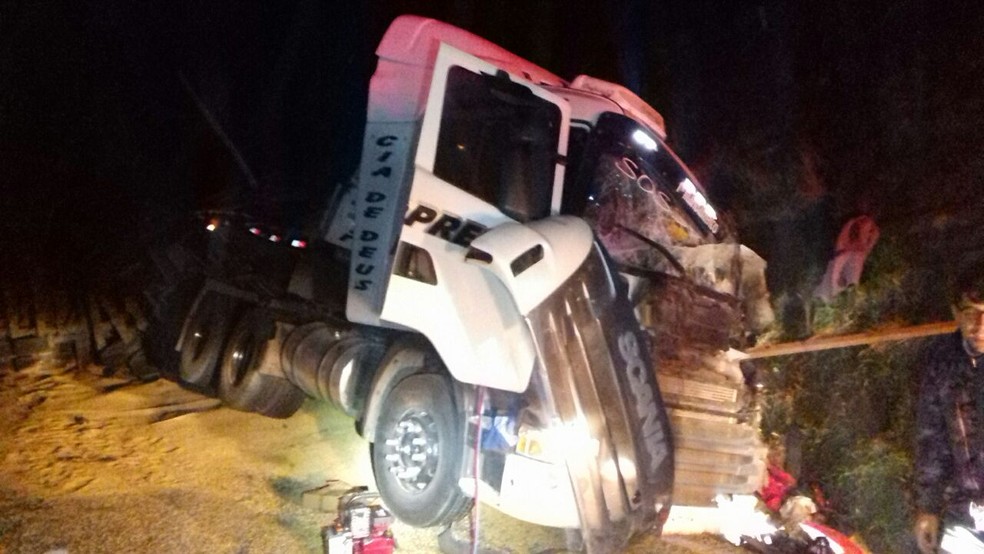 Motorista foi socorrido em estado grave, preso nas ferragens. — Foto: Divulgação/PRF