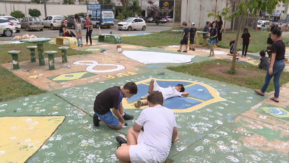 Praça decorada para a Copa do Mundo de 2022 por crianças em Águas Claras, no DF — Foto: TV Globo/Reprodução