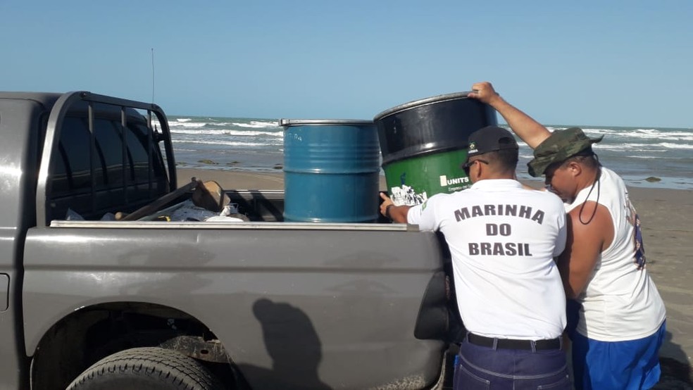  Novas manchas de óleo foram registradas na Praia de Atalaia no Piauí — Foto: Divulgação/ Marinha