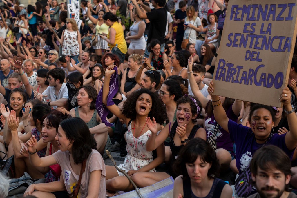 Protesto feminista na Espanha contra grupo 