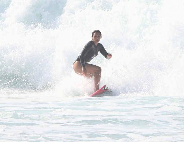 Danni Suzuki surfa em praia no Rio (Foto: Dilson Silva/Agnews)