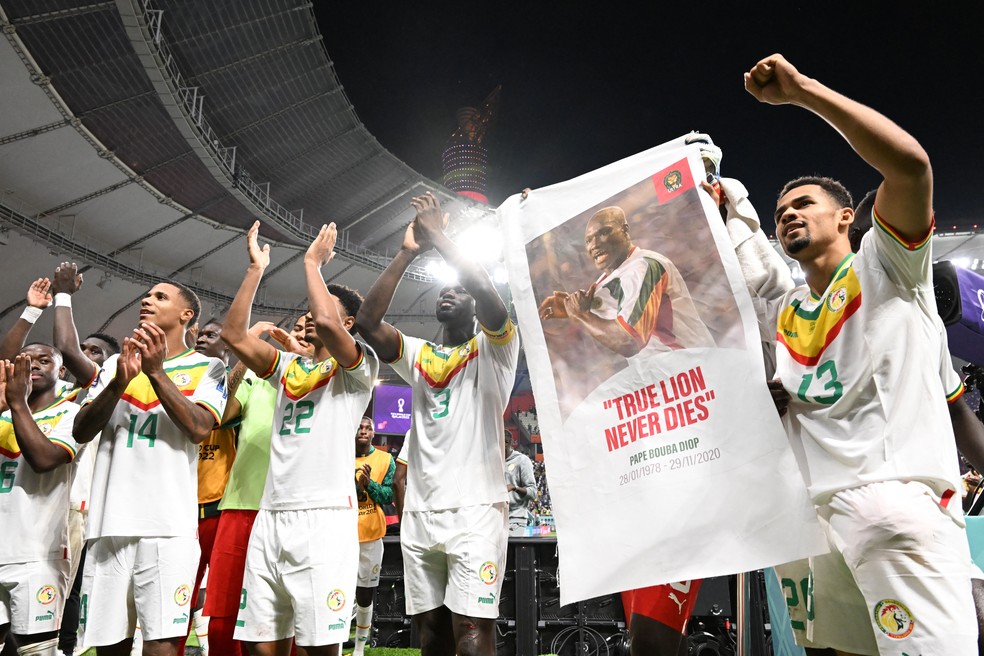 Jogadores de Senegal homenageiam ídolo Papa Dioup após classificação — Foto: Issouf SANOGO / AFP