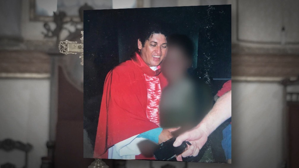 Vítima (borrada), então criança, ao lado do padre Rui Braga — Foto: Reprodução/TV Cabo Branco
