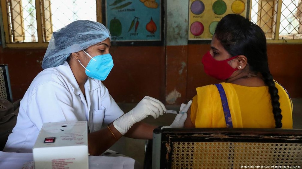Índia administrou mais de 2,2 bilhões de doses de vacinas contra a covid-19 — Foto: Mahesh Kumar A./AP Photo/picture alliance