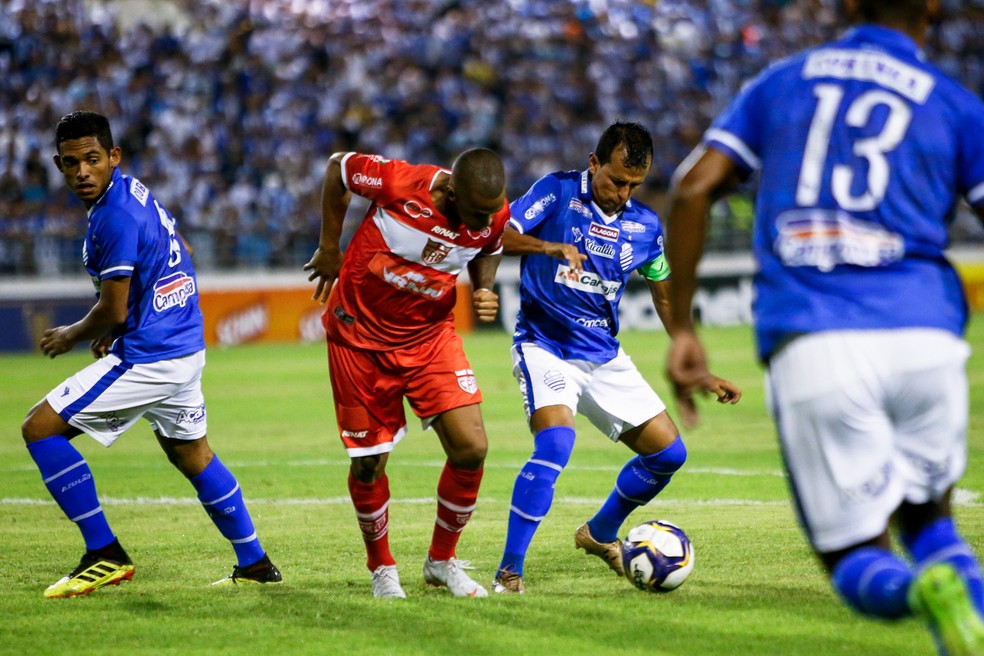 Dawhan e Didira em ação no clássico — Foto: Ailton Cruz/Gazeta de Alagoas