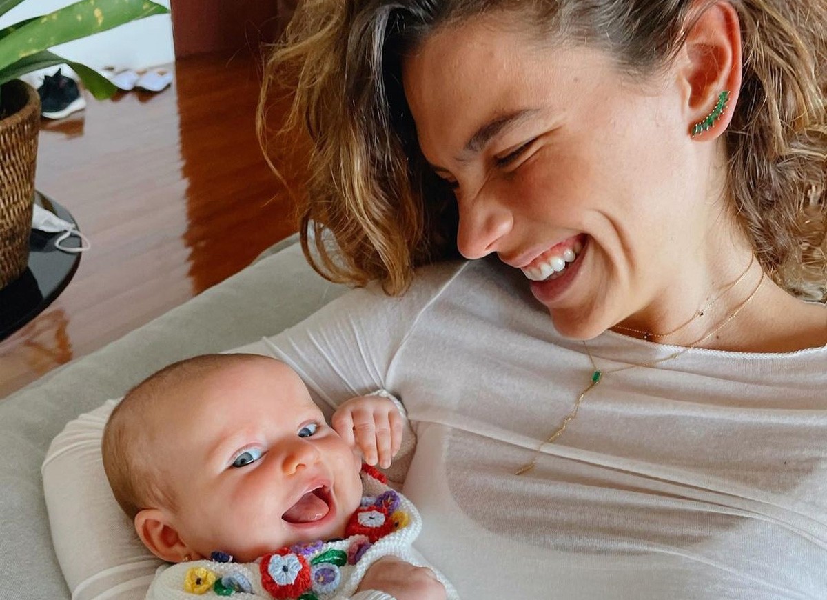 Mariana Goldfarb segura bebê da amiga no colo (Foto: Reprodução/Instagram)