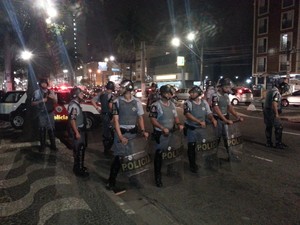 Força Tática acompanha a manifestação em São Vicente, SP (Foto: Ivair Vieira Jr/G1)