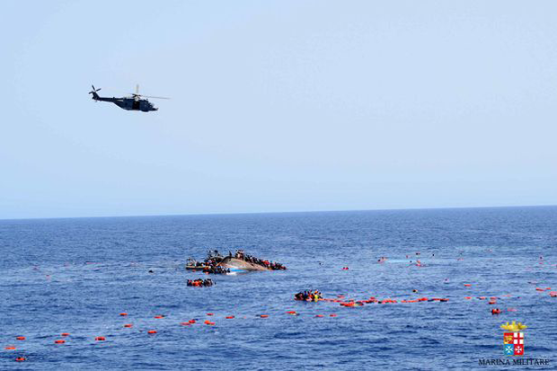 Barco virando com refugiados na Líbia (Foto: Getty Images/Marina Militare)
