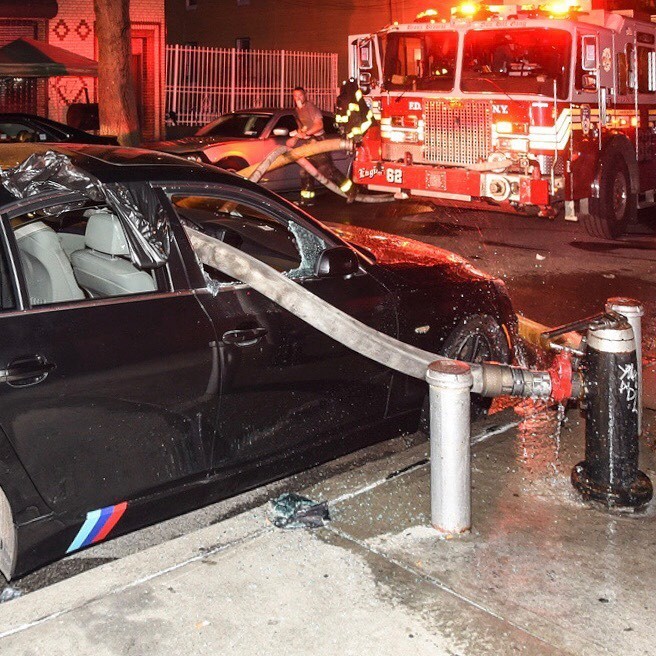 Bombeiros quebram janelas de BMW estacionada em frente ao hidrante para usá-lo (Foto: Reprodução/ Seth Gottfried)