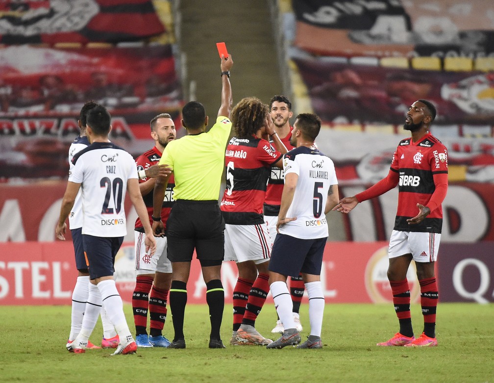 Ar&atilde;o recebe o cart&atilde;o vermelho no Flamengo x LDU &mdash; Foto: Andr&eacute; Dur&atilde;o