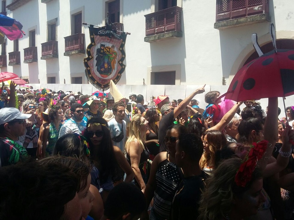 Enquanto Isso na Sala da Justiça saiu arrastando uma multidão ao som do frevo neste domingo (11), em Olinda (Foto: Pedro Alves/G1)