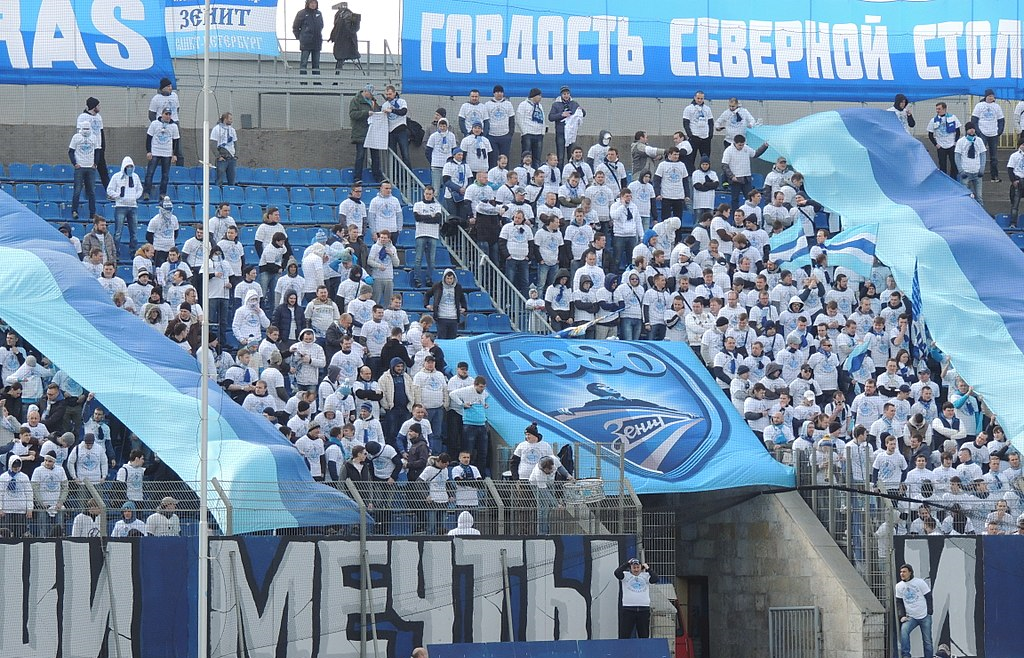 Torcida do Zenit, clube da cidade de São Petersburgo, é conhecida por seus cânticos racistas (Foto: Wikimedia Commons)