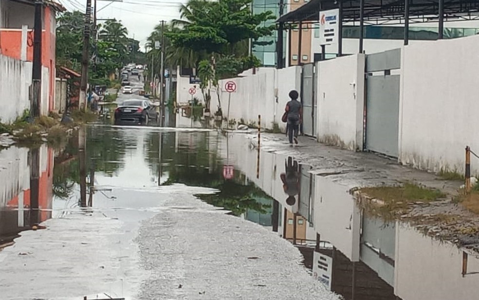 Chuva intensa deixa ruas de Lauro de Freitas alagadas na manhã desta terça-feira (10). — Foto: Cid Vaz / TV Bahia