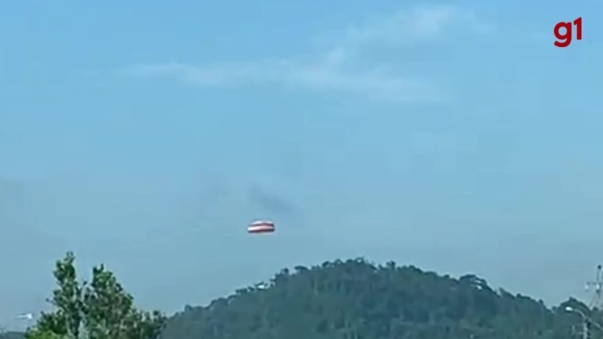 Avião com 5 pessoas cai em campo de arroz em SC e paraquedas ameniza queda; VÍDEO