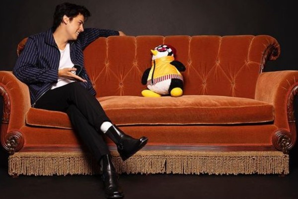 O ator Cole Sprouse na foto divulgada pelos produtores de Friends com ele no sofá da casa de Ross, vivido por David Schwimmer na série (Foto: Instagram)