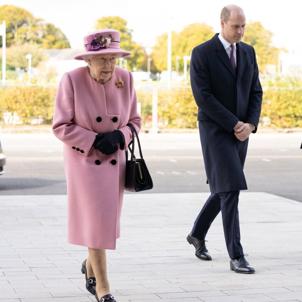 Rainha Elizabeth e Príncipe William aparecem sem máscaras (Foto: Getty Images)