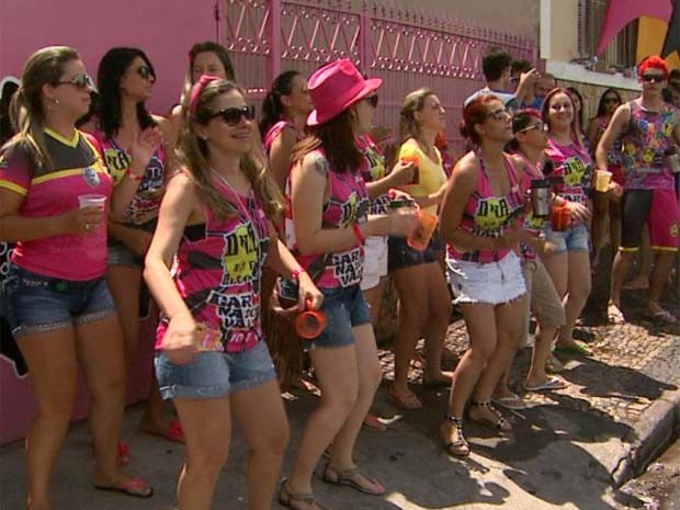 Apesar da casa ser liberada, festa acontece também na rua, em frente ao trio elétrico (Foto: Ronaldo Gomes/EPTV)