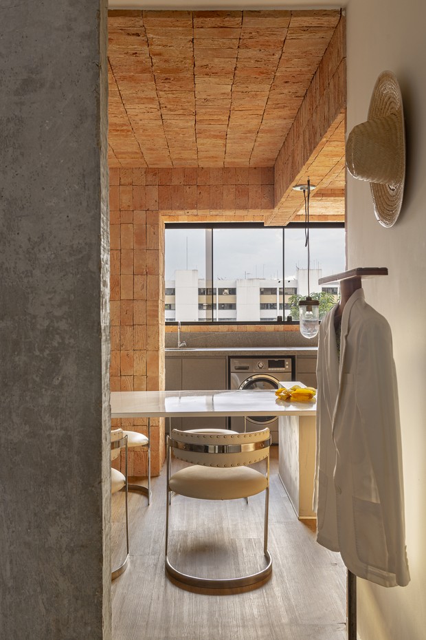 Com materiais de baixo custo, apê de 60 m² ganha ares modernistas e muita personalidade (Foto: Joana França @joanafranca)