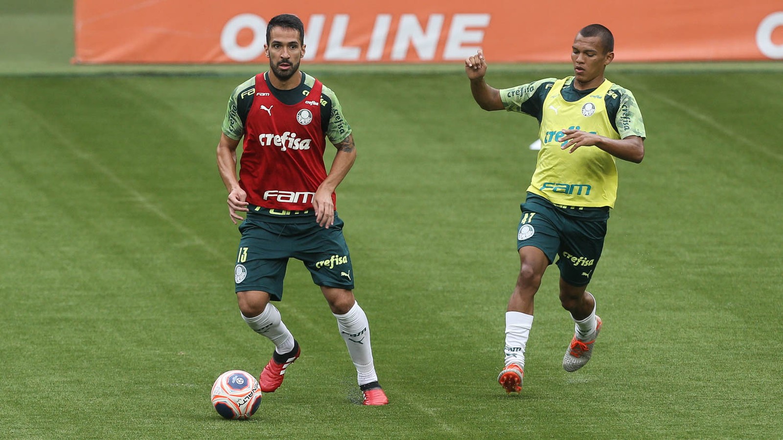Xodó no lugar do ídolo: Veron estreia na arena como profissional do Palmeiras na vaga de Dudu