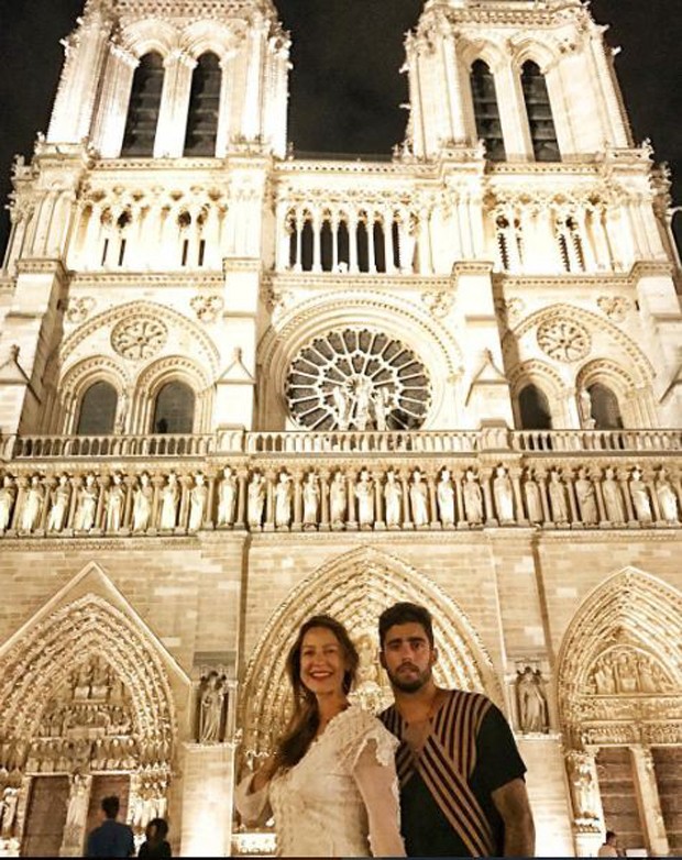 Luana Piovani e Pedro Scooby na Catedral de Notre Drame (Foto: Reprodução/Instagram)