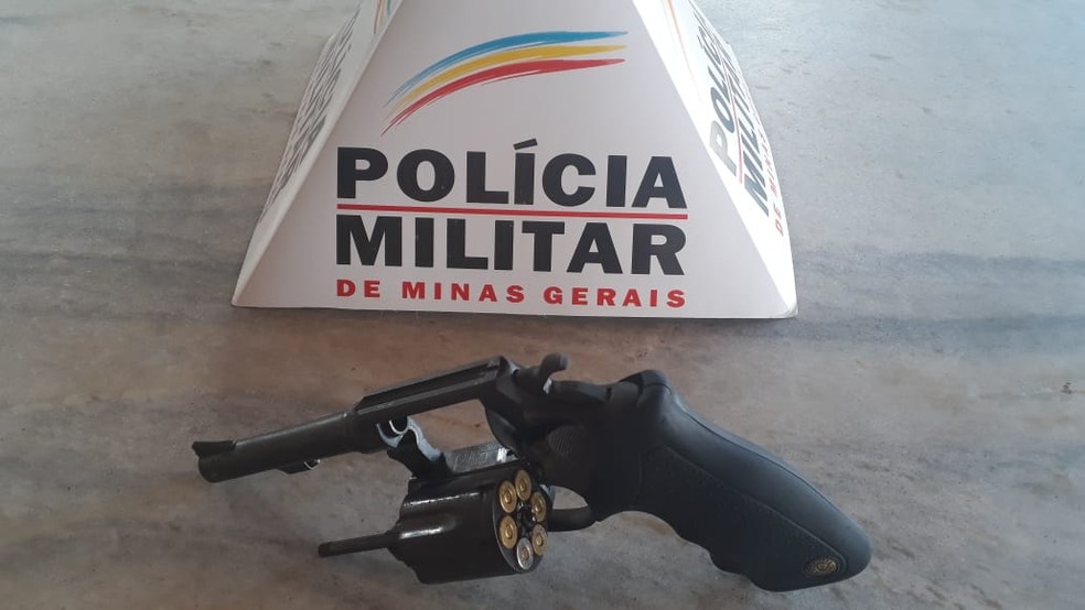 Arma que seria usada pelos menores no crime foi apreendida â€” Foto: PolÃ­cia Militar/DivulgaÃ§Ã£o