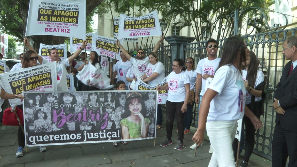 Familiares e amigos de Beatriz Mota fizeram protesto na frente do Tribunal de Jsutiça de Pernambuco (TJPE), no Recife — Foto: Reprodução/TV Globo