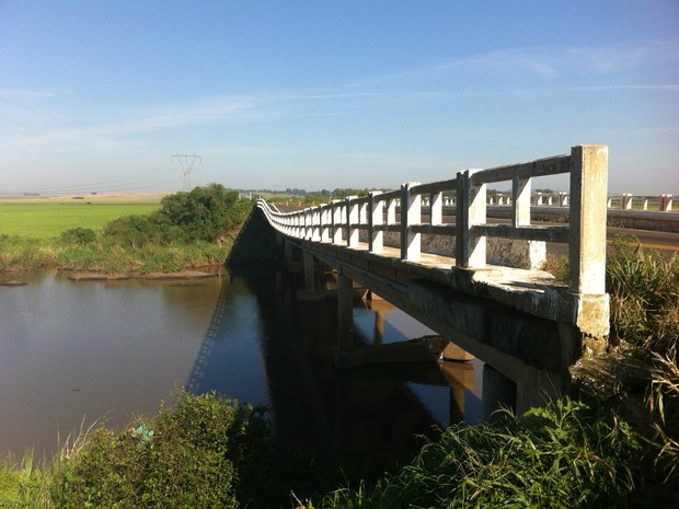 Ponte sobre o Rio Toropi, entre São Vicente e São Pedro do Sul, na BR-287, foi interditada por risco de desabamento (Foto: Vanessa Backes/RBS TV)