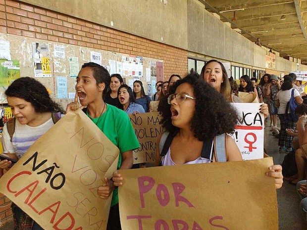 Alunas da Universidade de Brasília marcham no ICC nesta quarta-feira (1) em manifestação contra violência sexual contra mulheres (Foto: Beatriz Pataro/G1)